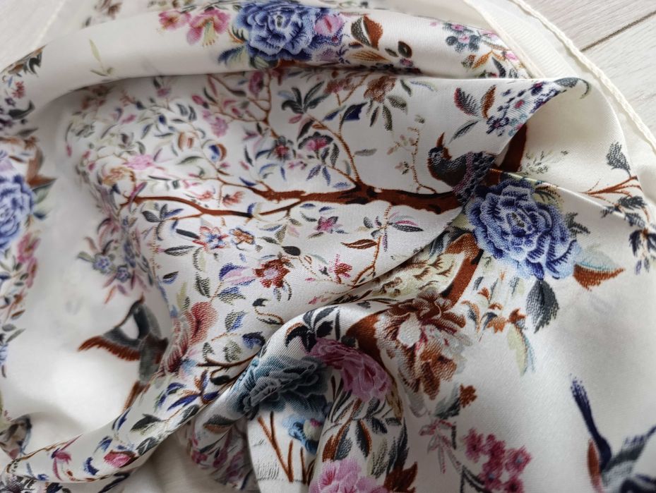 Piękna delikatna apaszka z fajnym nadrukiem