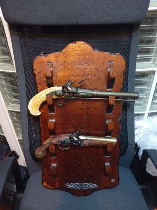 Expositor  de replicas   antigas