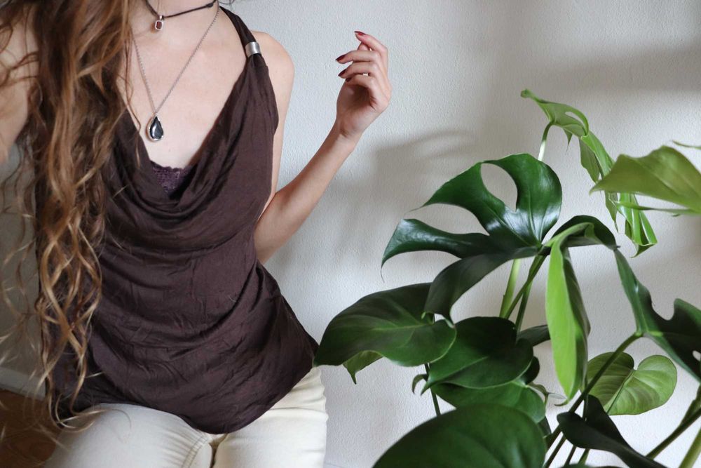 Top Castanho com detalhes nas costas