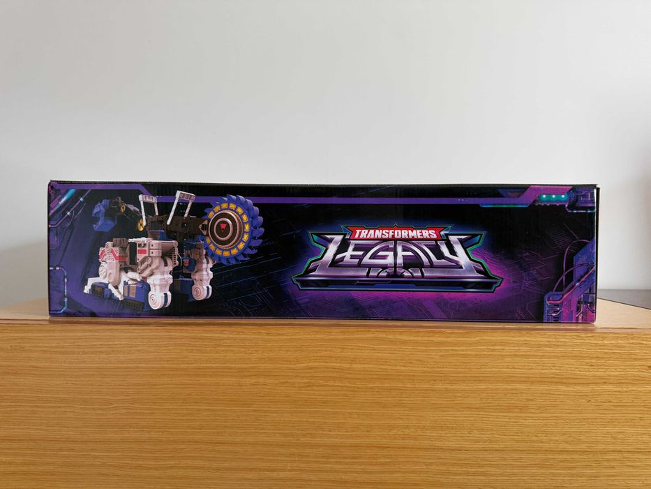 Figura Selada Transformers Legacy Cybertron Universe Metroplex Hasbro