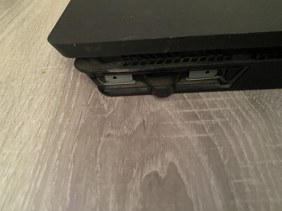 Konsola PS4 +2 pady