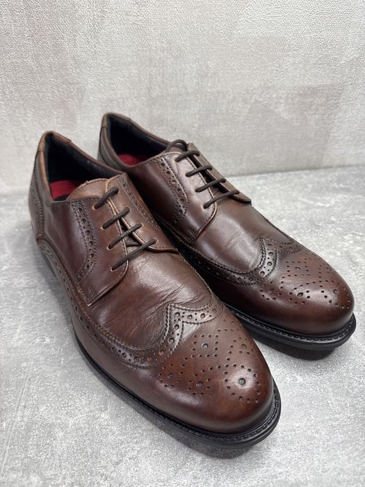 Багато фірменого взуття