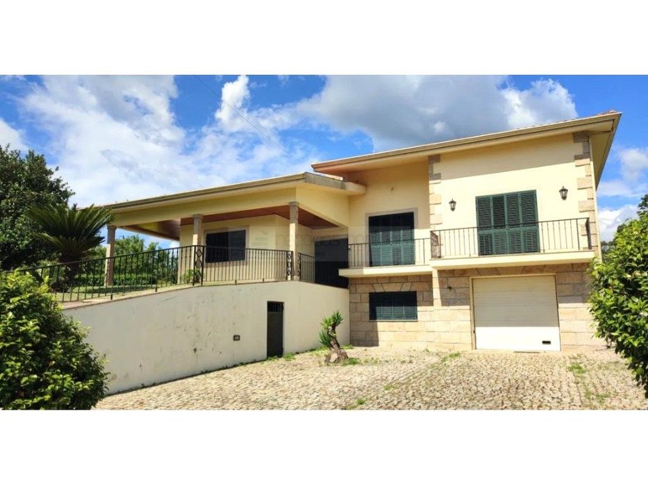 Moradia individual T4 mais anexo com 81 m2 em pedra