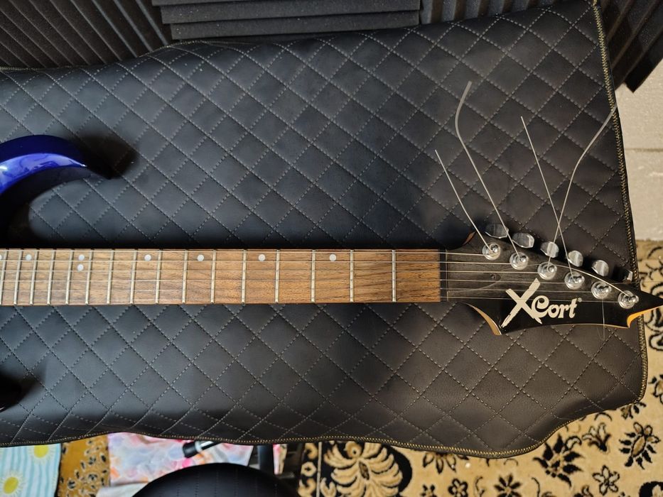 Gitara elektryczna i piec gitarowy