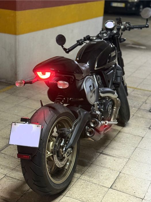 DUCATI SCRAMBLER CAFÉ RACER 2017 com 7.000 km. Já foi estrela de televisão. Agora pode ser tua.