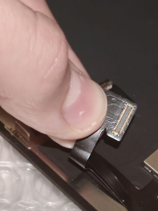 Экран iPhone 11 pro под починку шлейфа