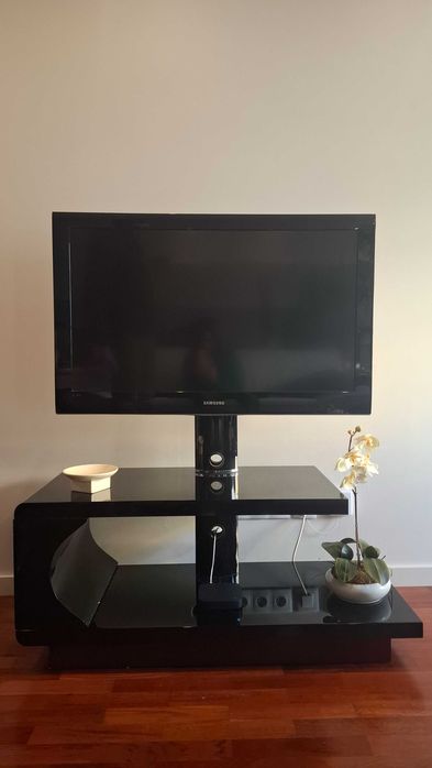 Móvel TV preto com sistema rotação e sistema de cabos invisíveis