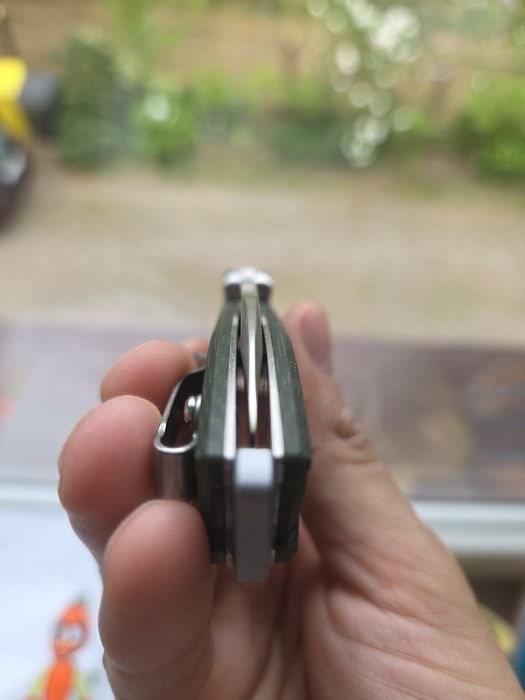 CRKT squid XM button lock