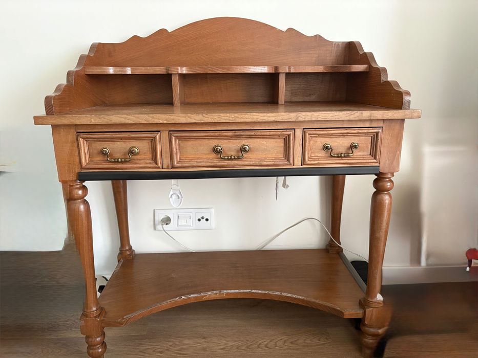 Cómoda e escrivaninha em madeira maciça