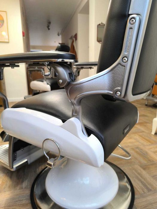 Cadeiras barbeiro TAKARA BELMONT semi-novas