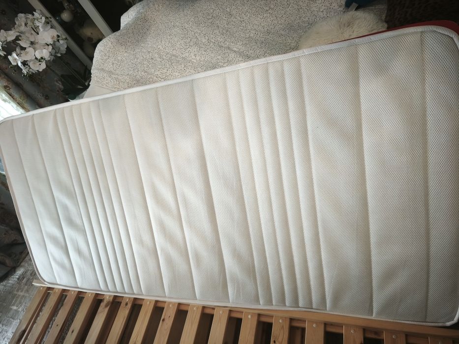 Vendo cama beliche de dois andares com colchões