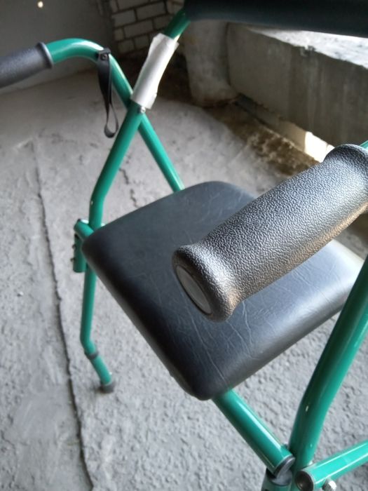 Ходунки для взрослых с колесами и сидением