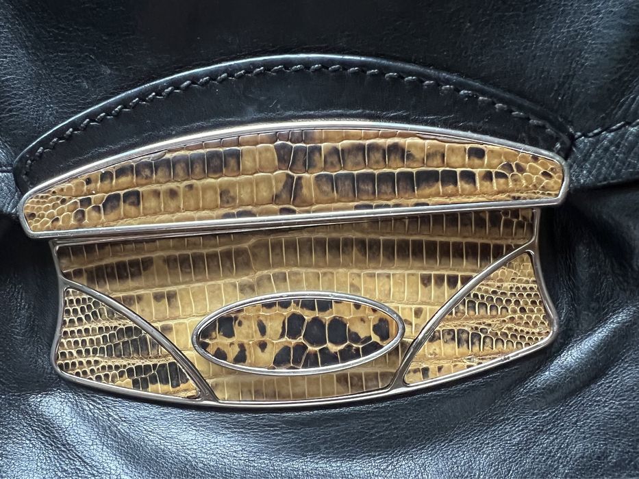 Czarna skórzana torebka Prady