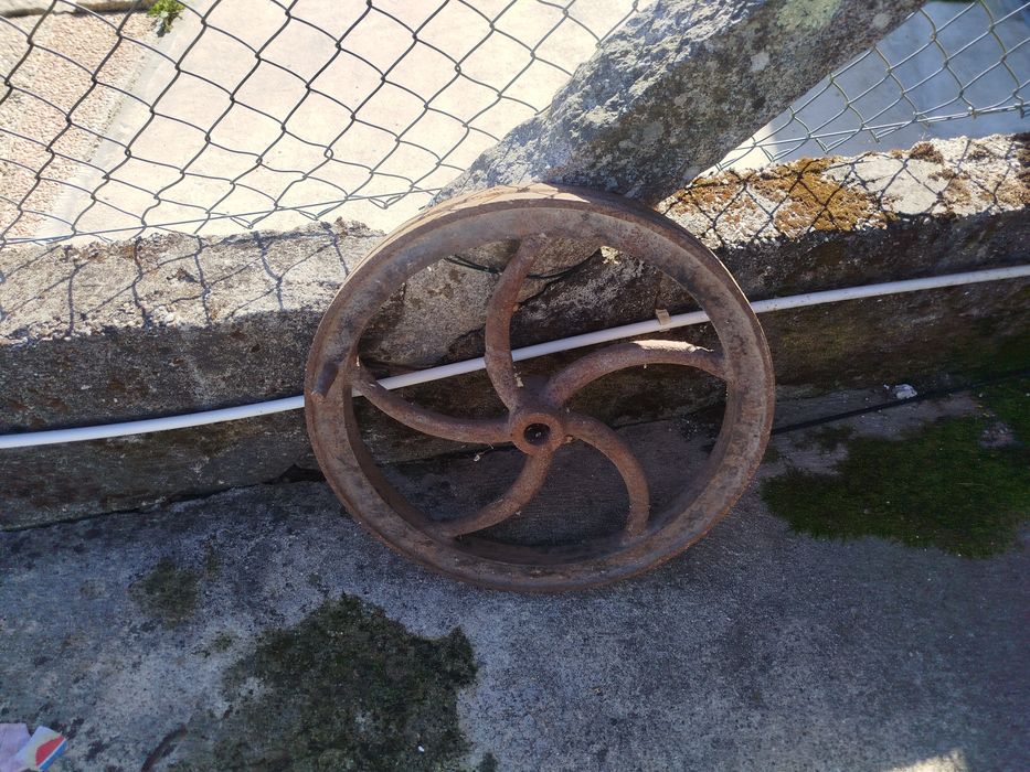 Roda de ferro antiga