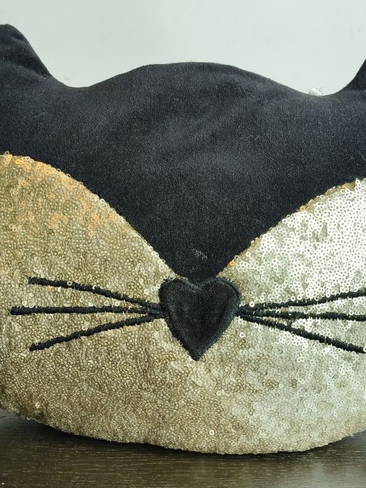 Ozdobna poduszka z cekinami w kształcie kota ⁶⁷