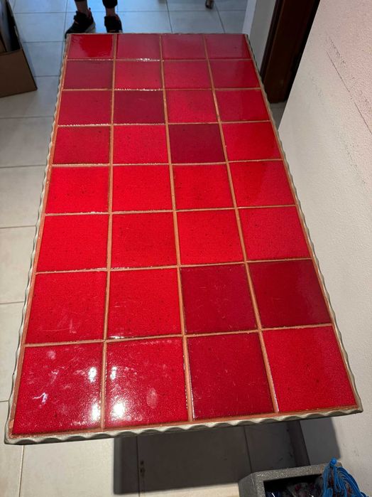 Mesa singer com tampo em ferro forjado revestido em vidrado