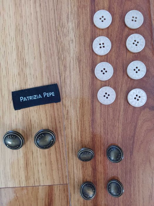 Oryginalne guziki Patrizia Pepe z wysokiej jakości tworzywa