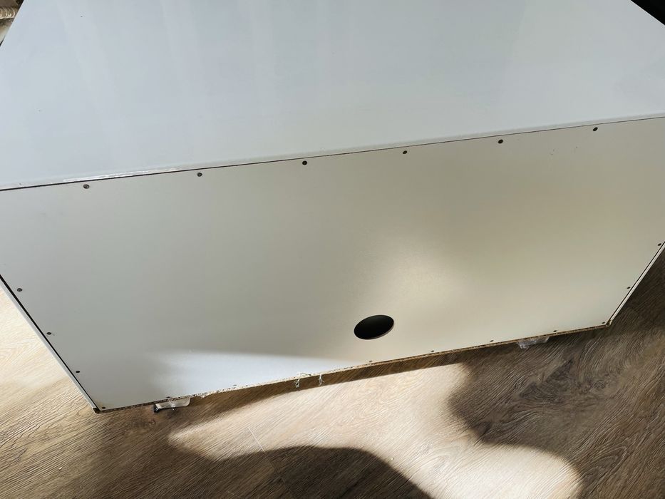 Móvel branco para televisão / arrumação