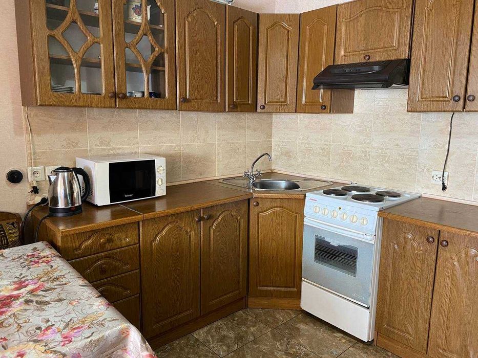 Простора 1-к  45 м²  біля метро Харківська/Позняки. Вишняківська,3