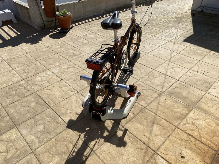Bicicleta para estrada e apartamento com a respetiva base