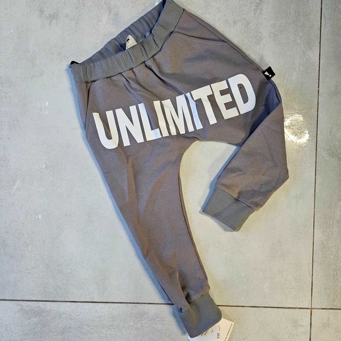 NOWE szare spodnie dresowe baggy „UNLIMITED” – Styl Streetwear rozmiar 104