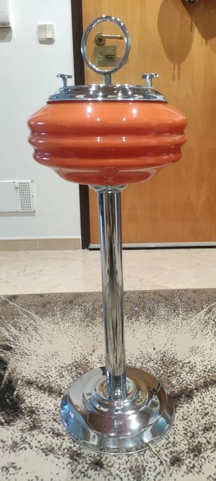 Candeeiro e cinzeiro de pé em vidro opalino dos anos 60 peça única