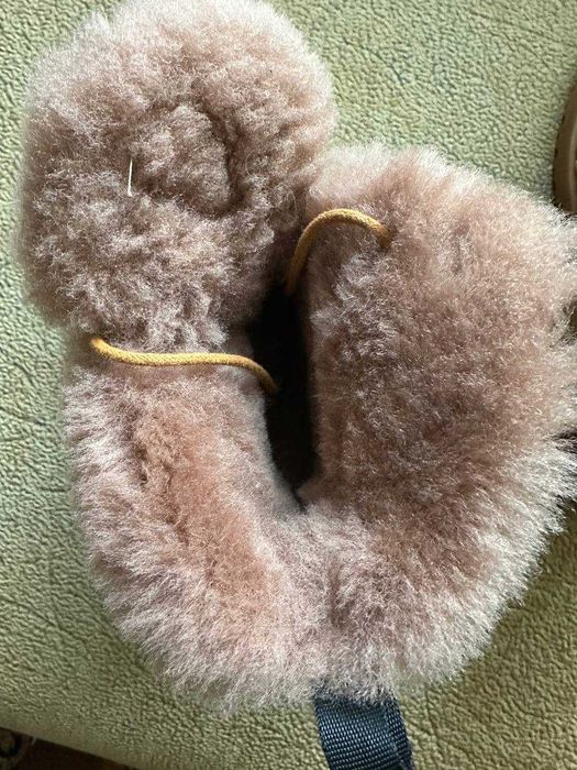 Продам женские зимние ботинки UGG
