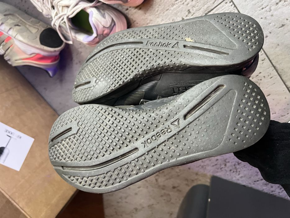 Чоловічі кросовки даром