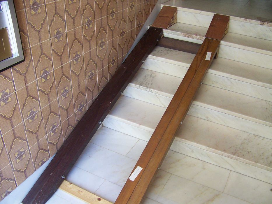 rampa para cadeira de rodas de fabrico artesanal