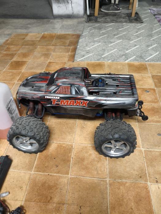 Samochód Traxxas T-Maxx.