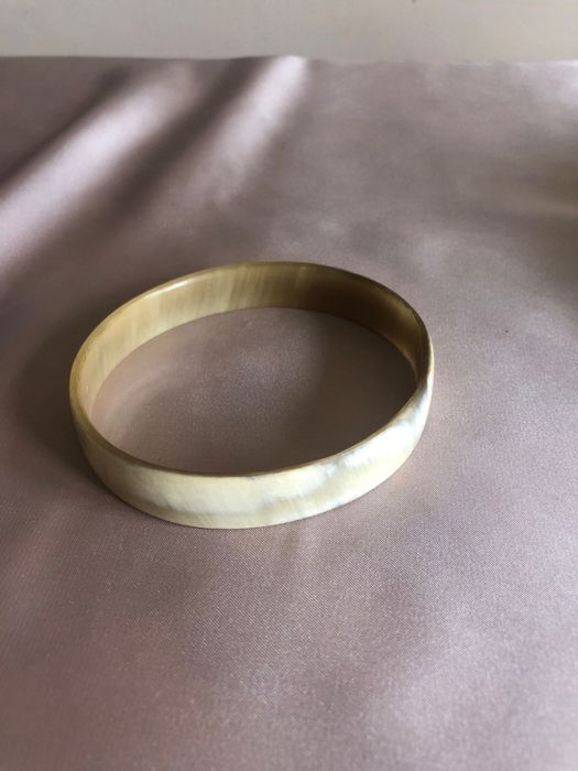 Pulseira antiga em tons madre pérola