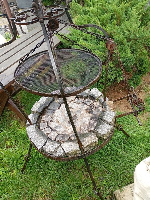Grill węglowy kostka granitowa.