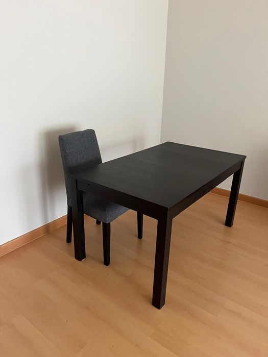 Mesa de jantar extensível preta em madeira