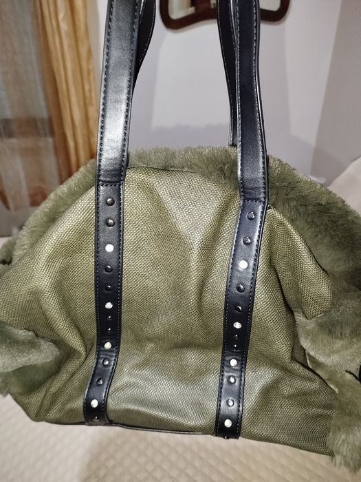 Mala de senhora verde com pelo