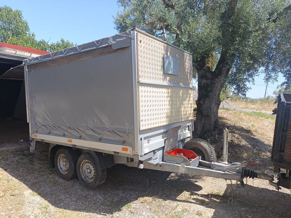 Reboque humbaur de lona com porta