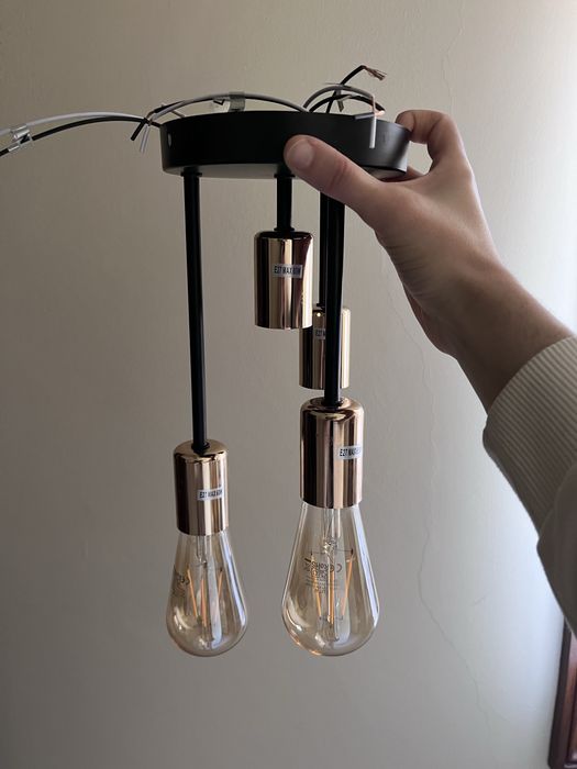 Candeeiro de teto com quatro lampadas incluidas
