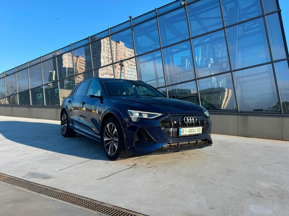 Аudi e-tron S 370 2022 року