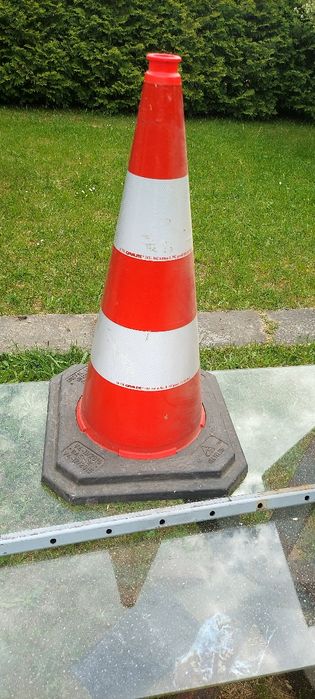 Tablica ostrzedawcza ładunku oraz pachołek