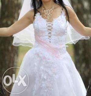 Продам красивую фату хамелеон (белая в розовый отлив).