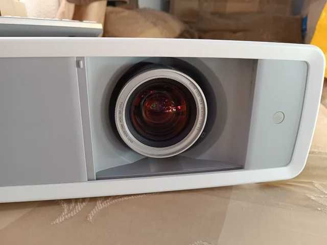 Projetor SANYO PLV-Z7000 + tela motorizada REFLECTA + cabo HDMI 10m