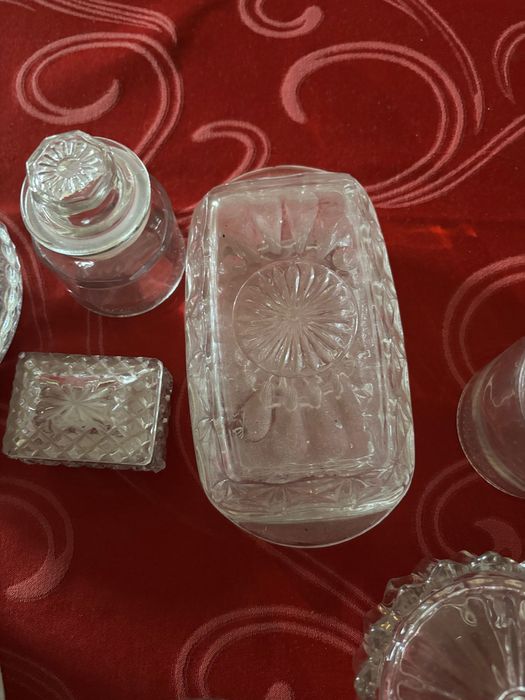 Caixas ou bomboneiras diversas em vidro