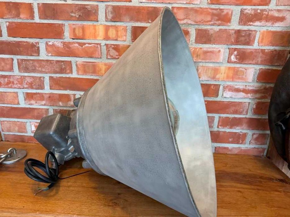 Lampa przemysłowa, wisząca 1975 rok, industrialna, antyk