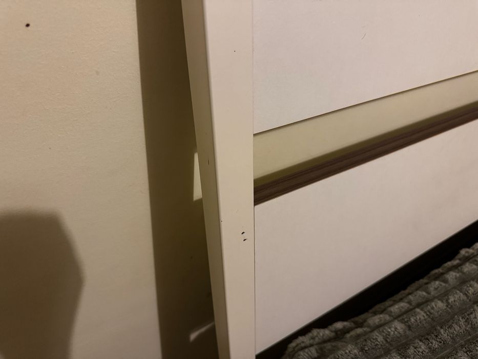 Cama de casal + 1x mesa de cabeceira Conforama + Colchão Novilla