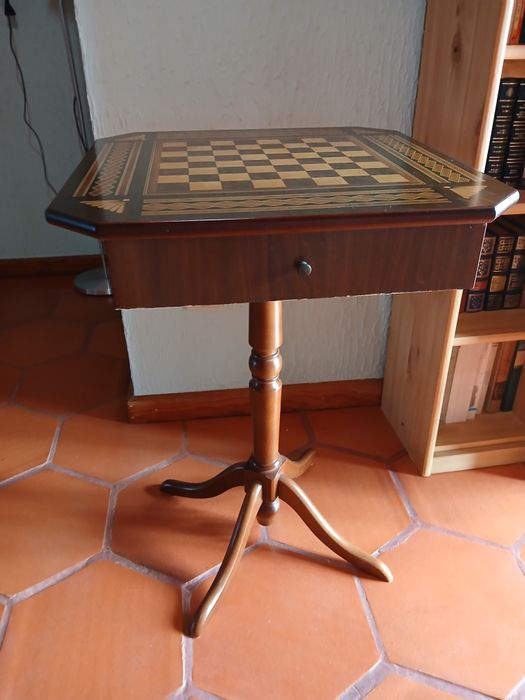 Mesa de xadrez com gavetas