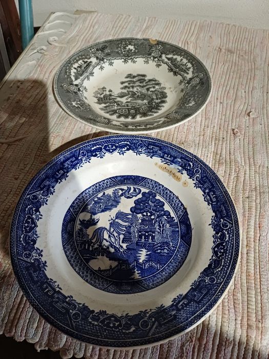 Lote variado de pratos cavalinho.