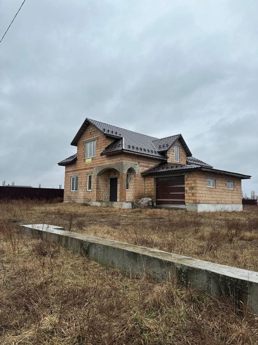Якісний будинок з монолітним перекриття і великою ділянкою - Макарів