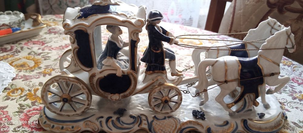 Фарфоровая статуэтка карета