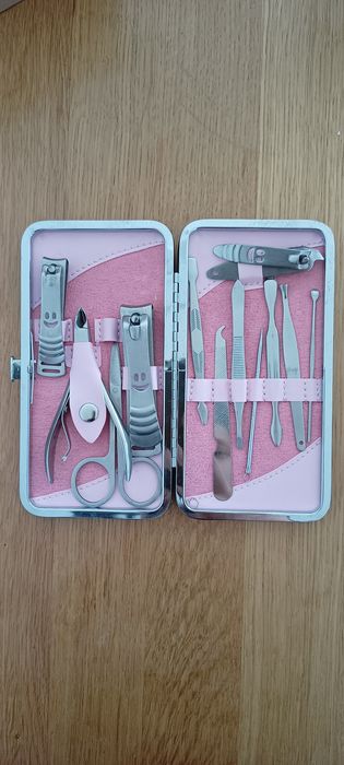 Zestaw do manicure pedicure w różowym etui
