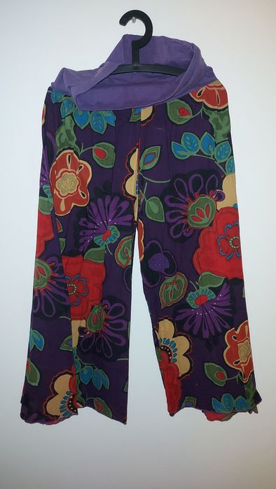2 Calças largas - uma com flores, tons de azul e outra em roxo L/XL