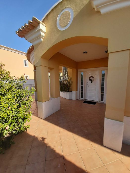 Invista na Riviera Portuguesa — Villa exclusiva em Cascais à venda!